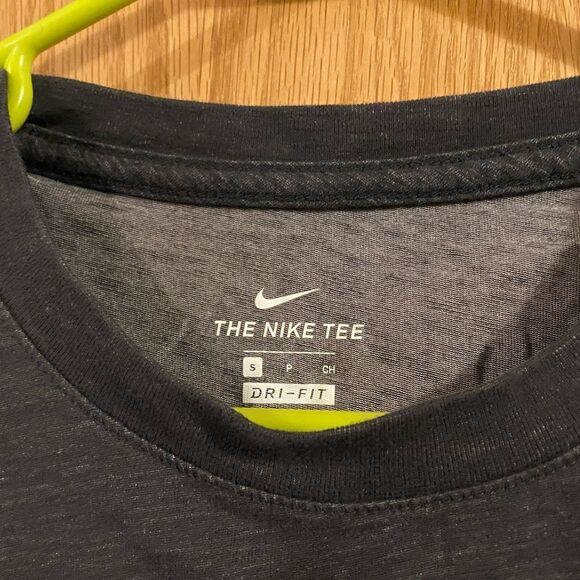 🌺3 for $30🌺The Nike Tee, DRI-FIT Womens short Sleeved T-shirt, Size S. (S78) - Picture 2 of 3